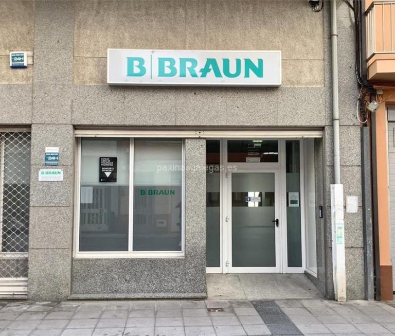 Edificio con el letrero de B. Braun y ventanas delanteras con puertas de cristal.